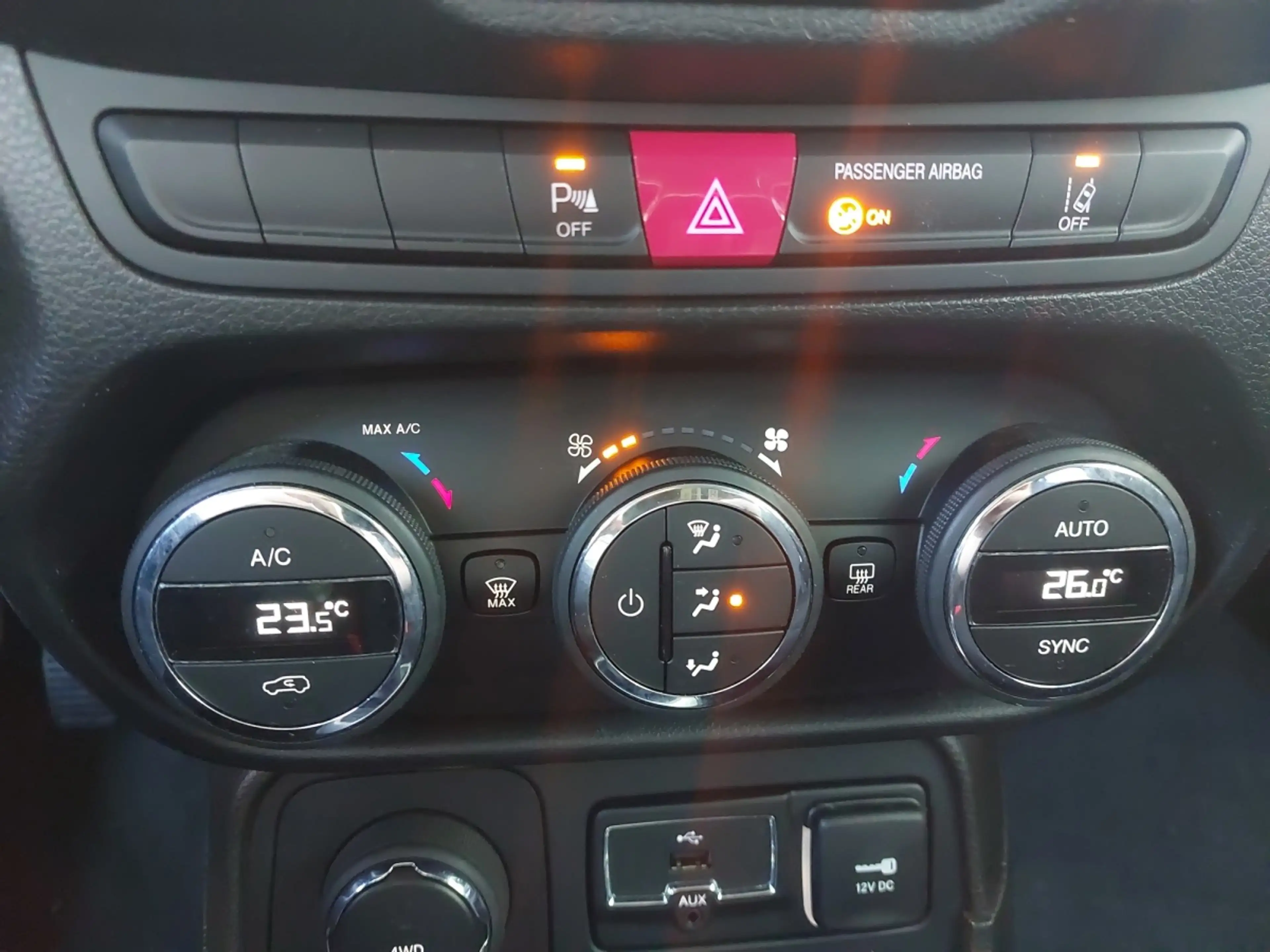 Jeep Renegade 2,0 MultiJet II 140 Limited AWD — photo 17