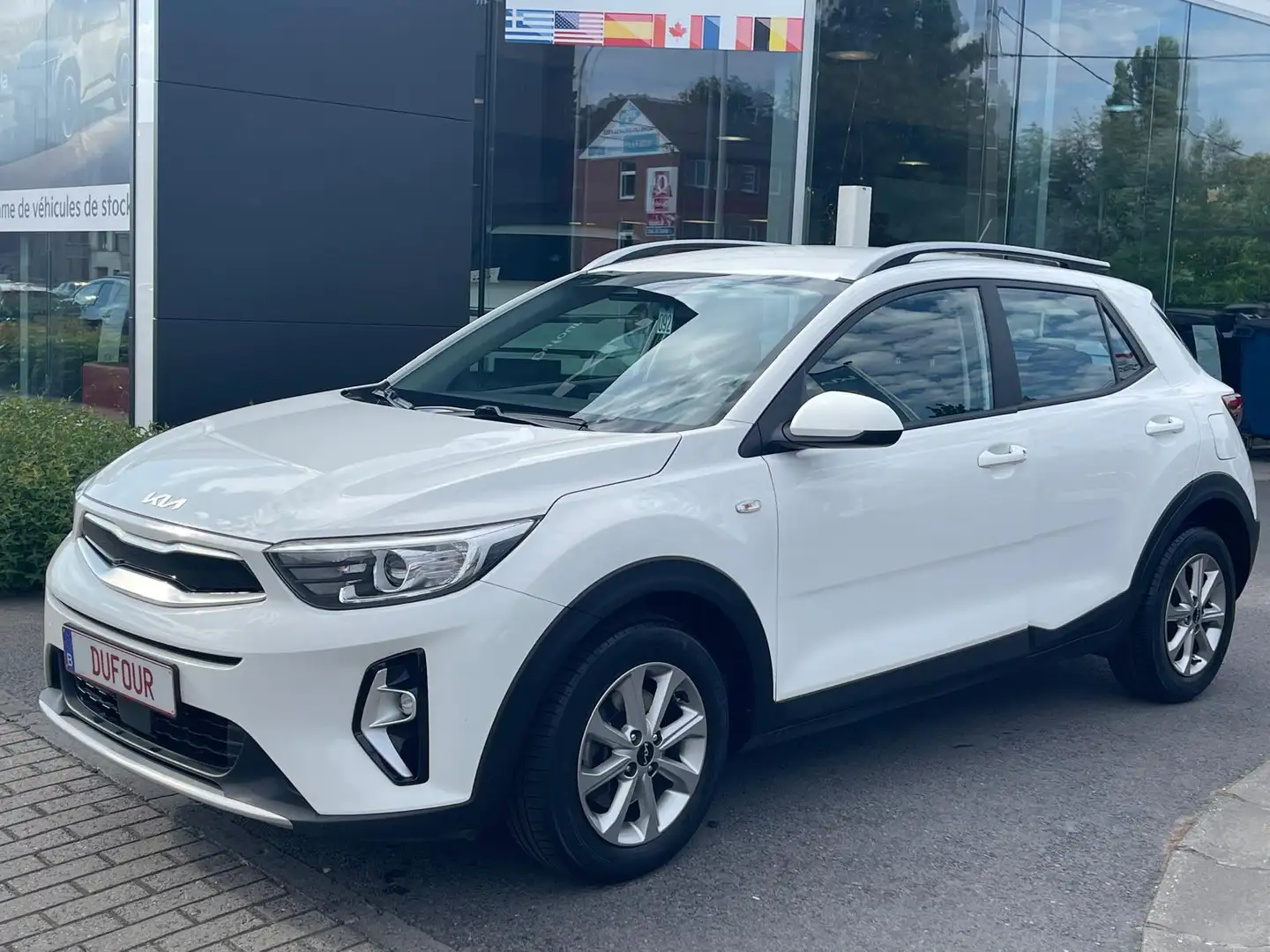 Kia Stonic Pure White - 1