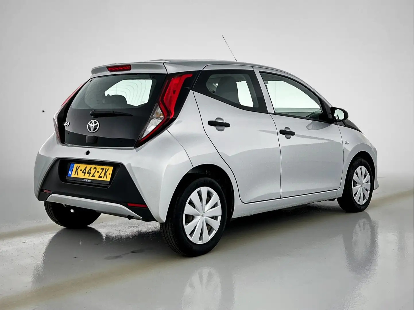 Toyota Aygo 1.0 VVT-i x-fun | 1e Eigenaar | BTW'er | Bluetooth Grijs - 2