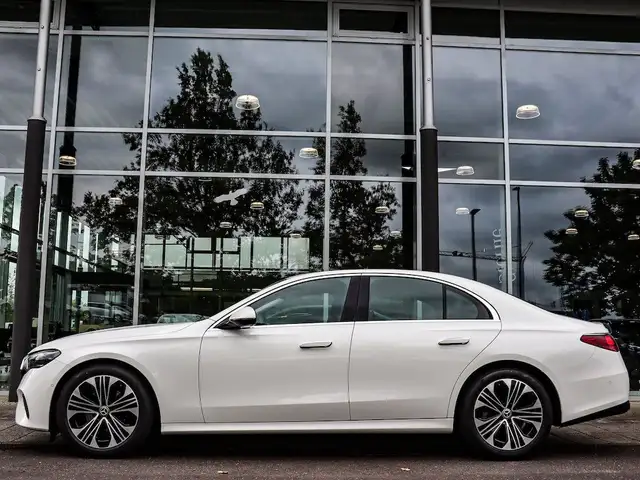 Mercedes-Benz E view 2