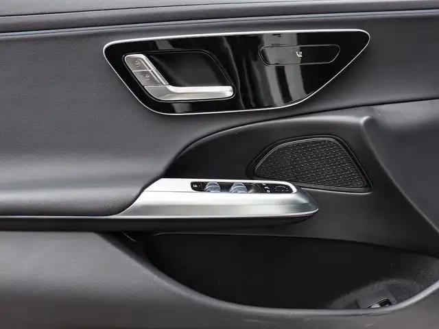 Mercedes-Benz E view 12