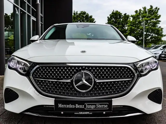 Mercedes-Benz E view 10