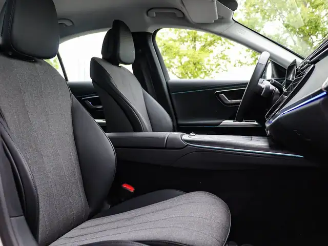 Mercedes-Benz E-Class view 19
