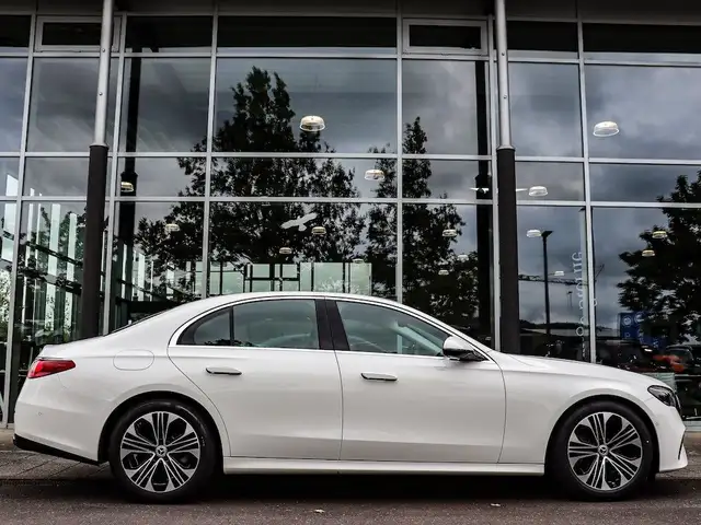 Mercedes-Benz E view 8