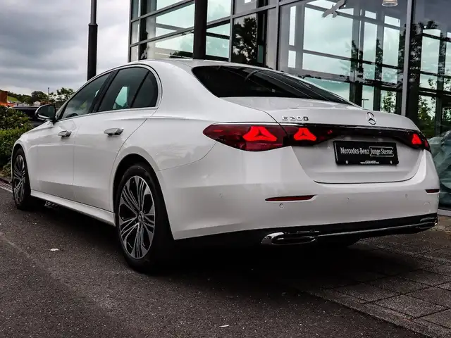 Mercedes-Benz E view 3