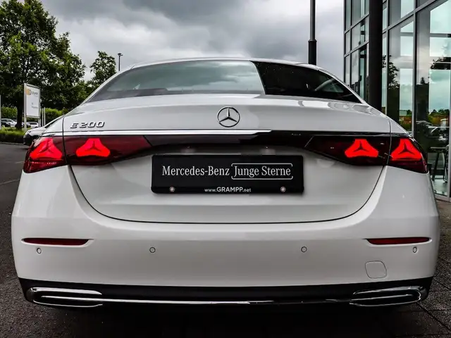 Mercedes-Benz E view 4
