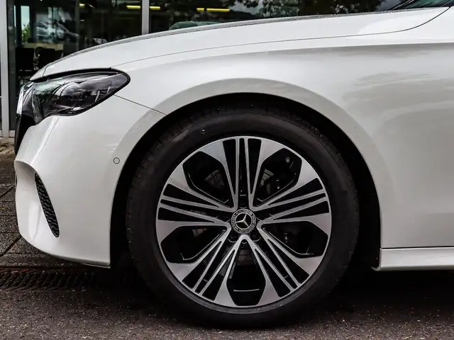 Mercedes-Benz E view 11
