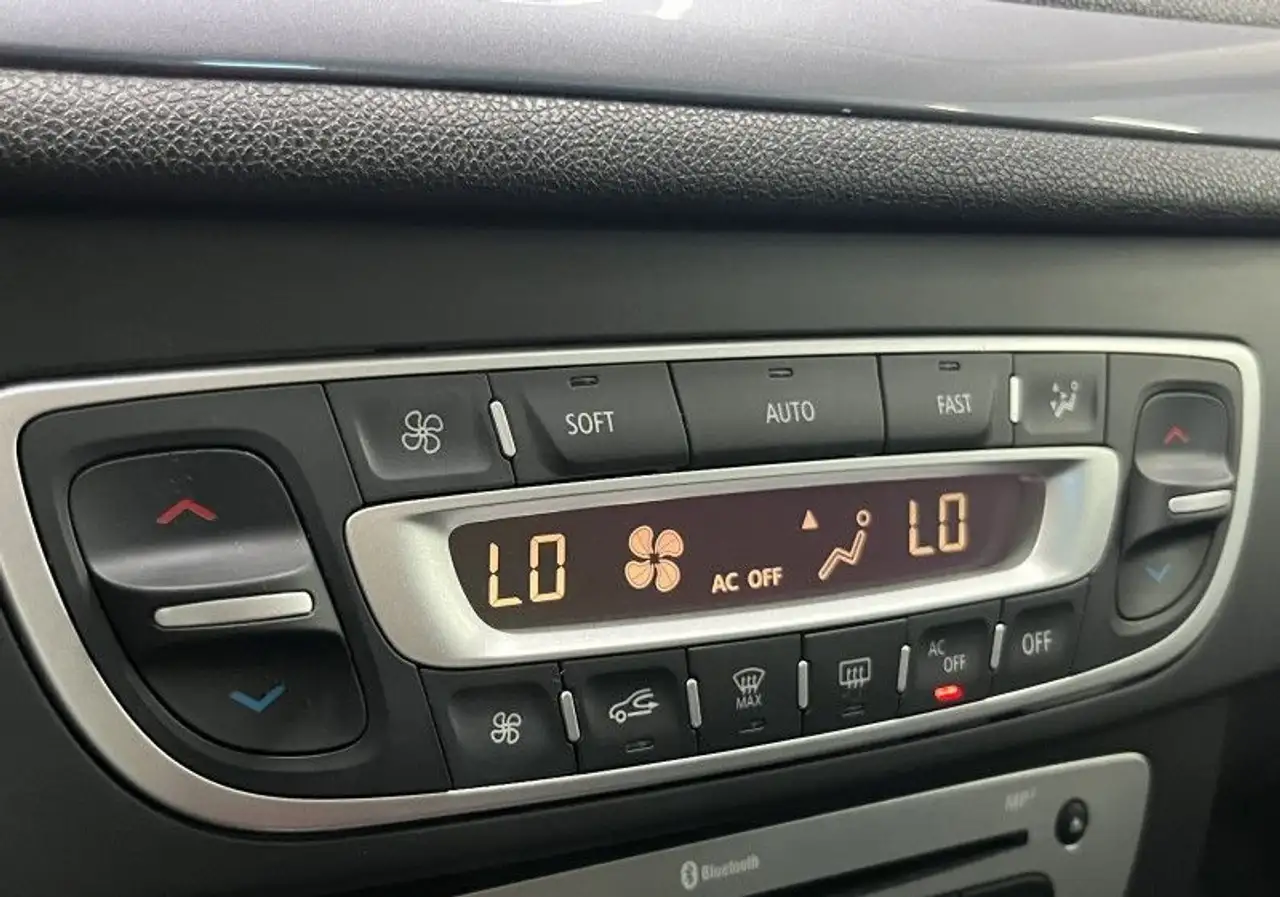 Renault Megane Grandtour — photo 18