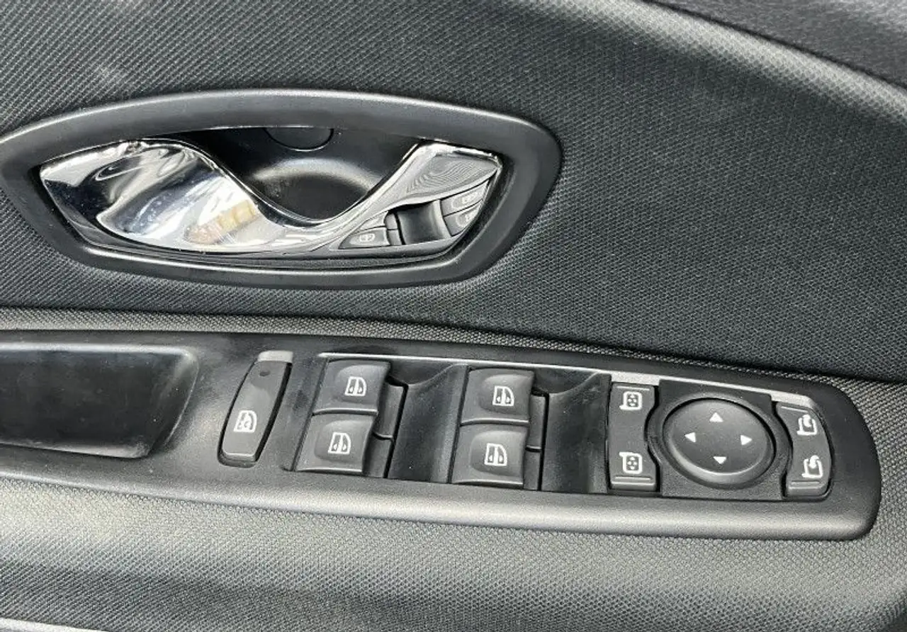 Renault Megane Grandtour — photo 24