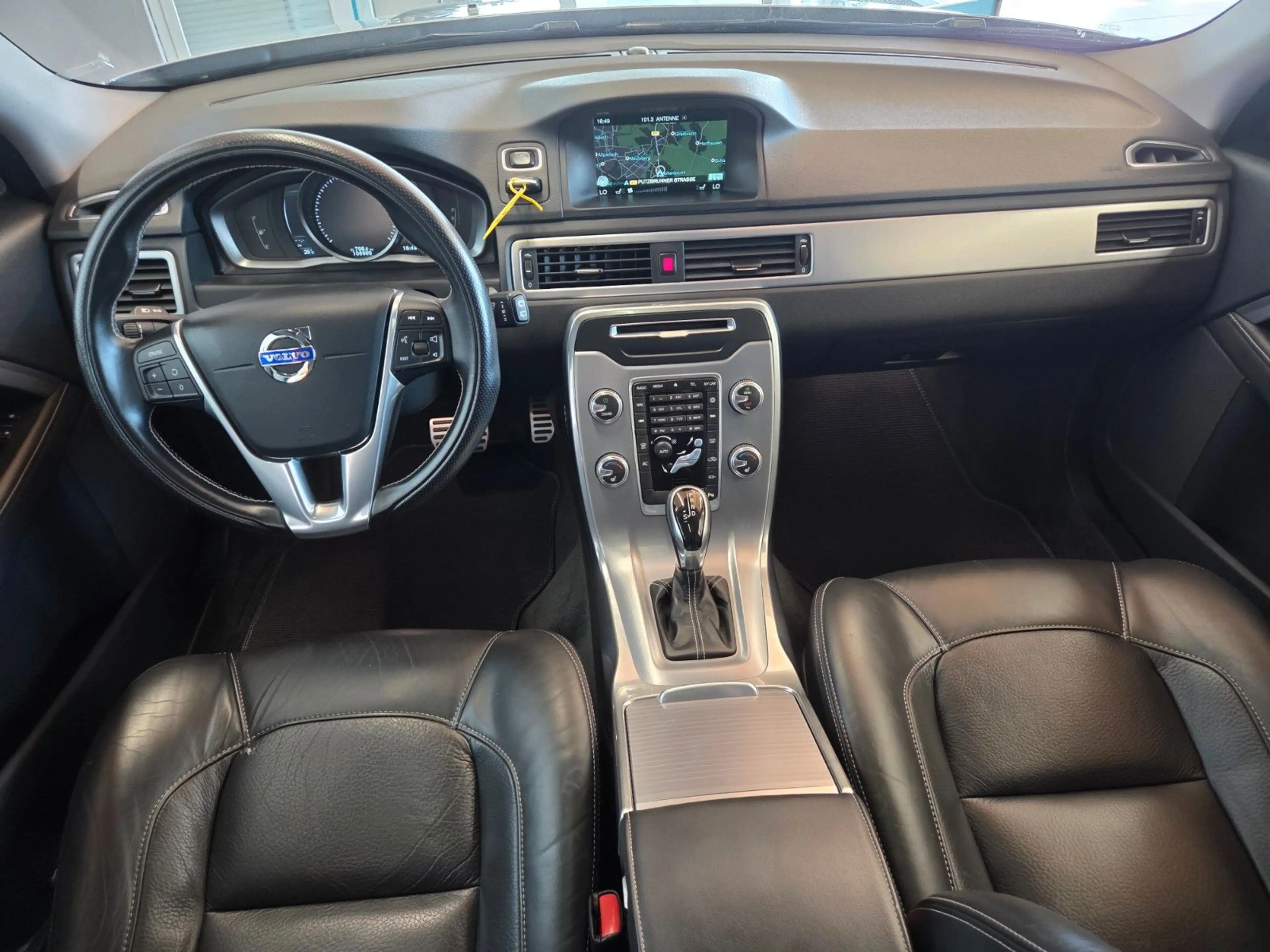 Volvo XC70 Momentum 2WD — photo 12