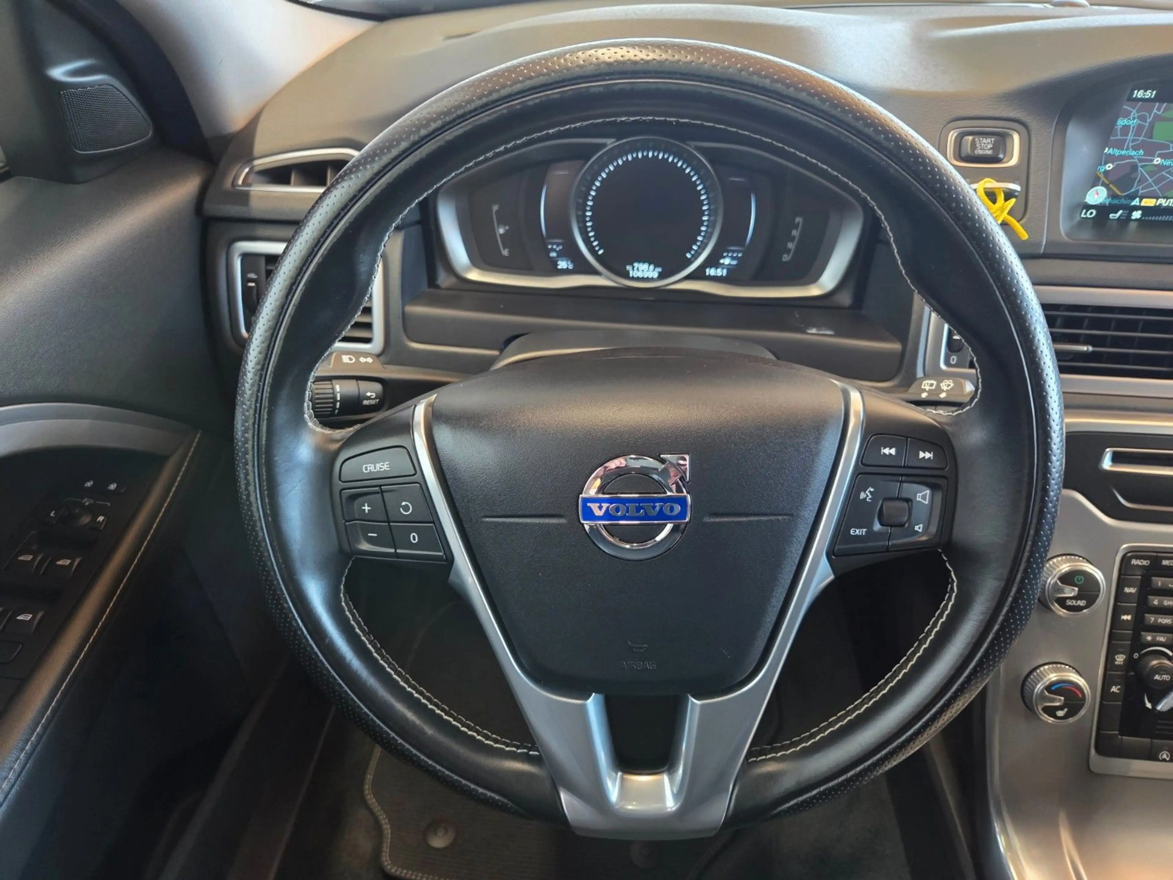 Volvo XC70 Momentum 2WD — photo 9