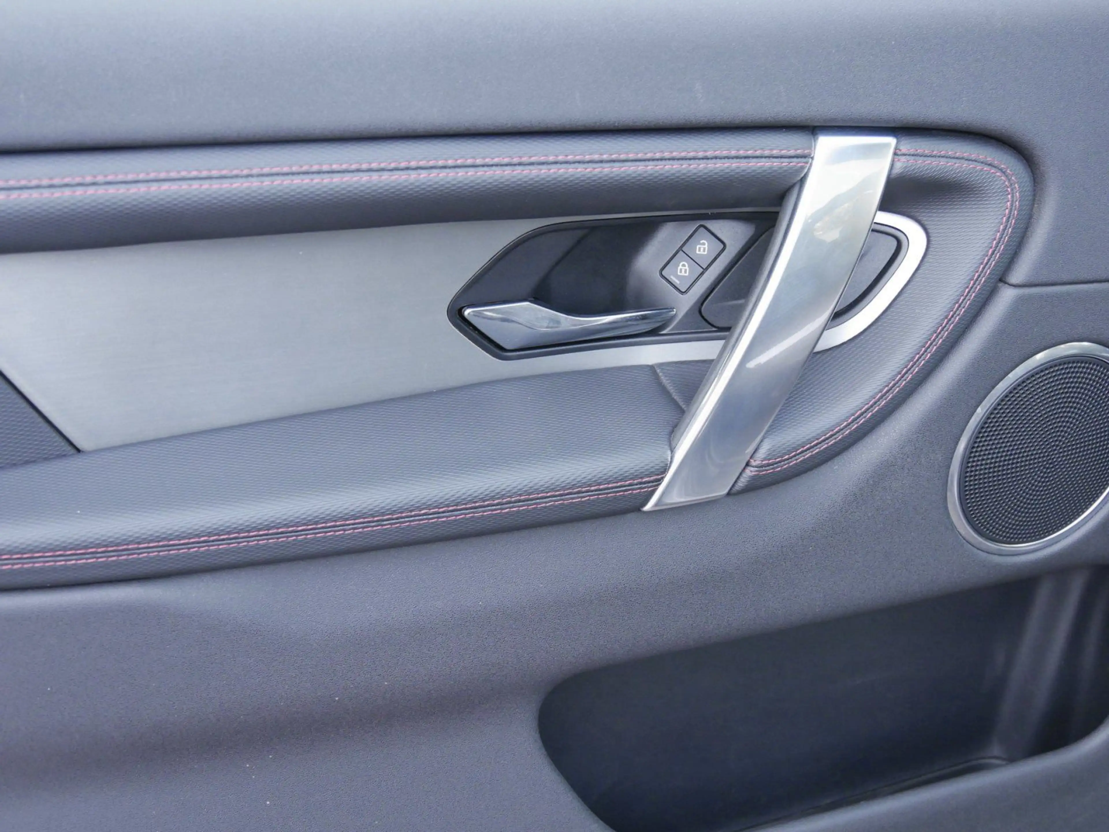 Land Rover Discovery Sport R-Dynamic S — photo 12