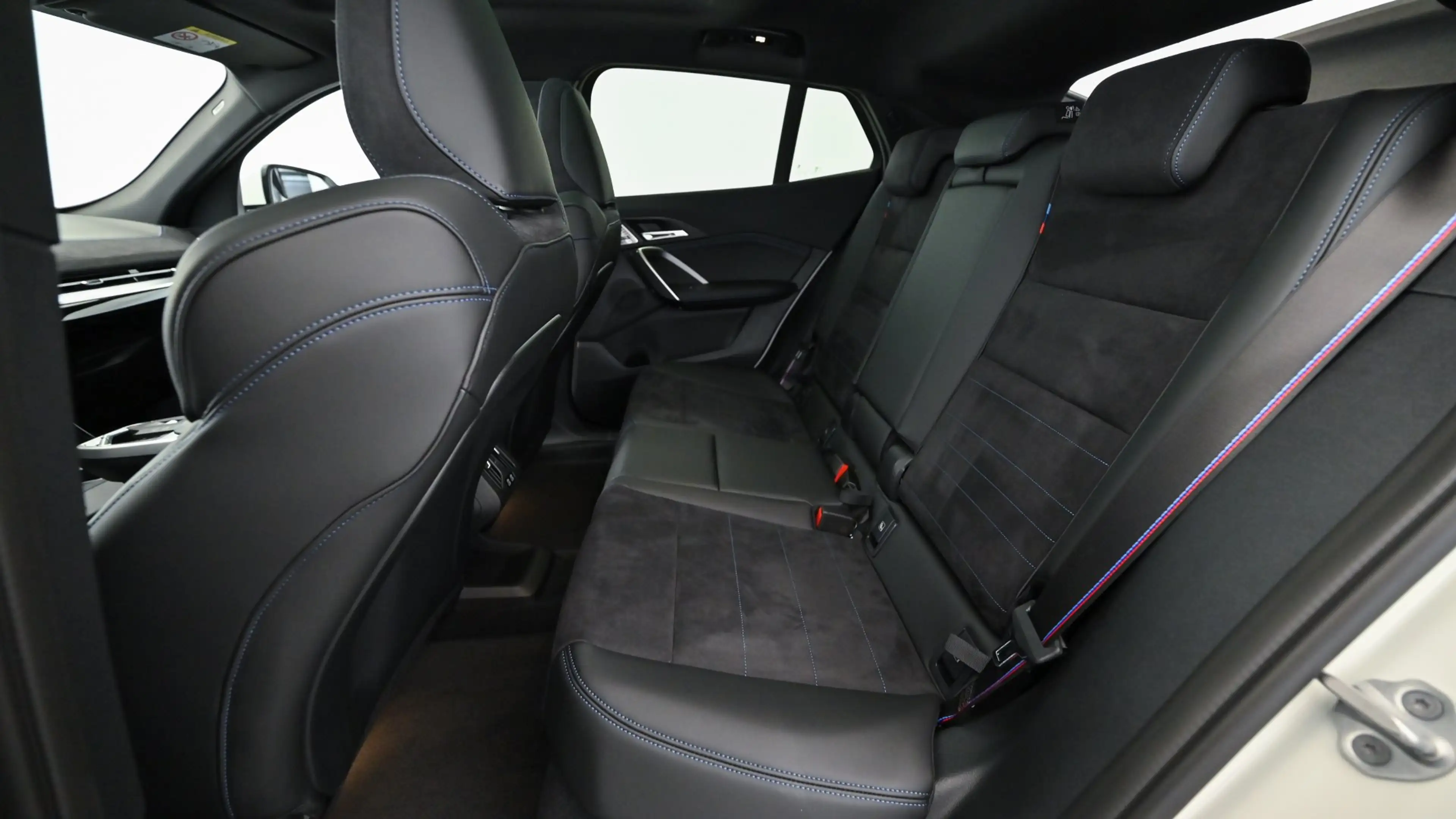 BMW iX2 eDrive20 — photo 13