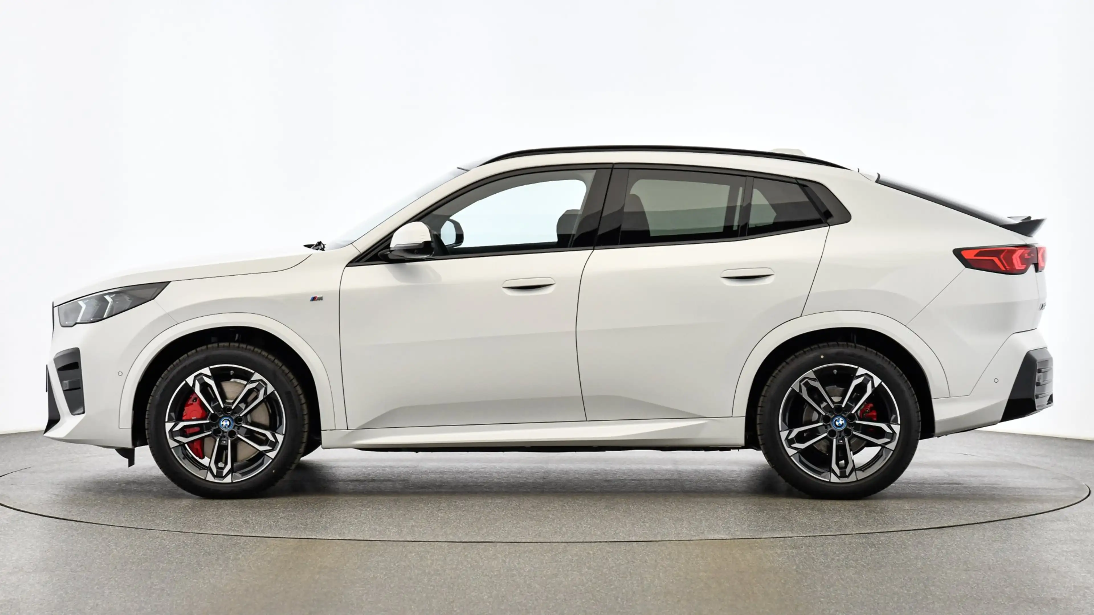 BMW iX2 eDrive20 — photo 4