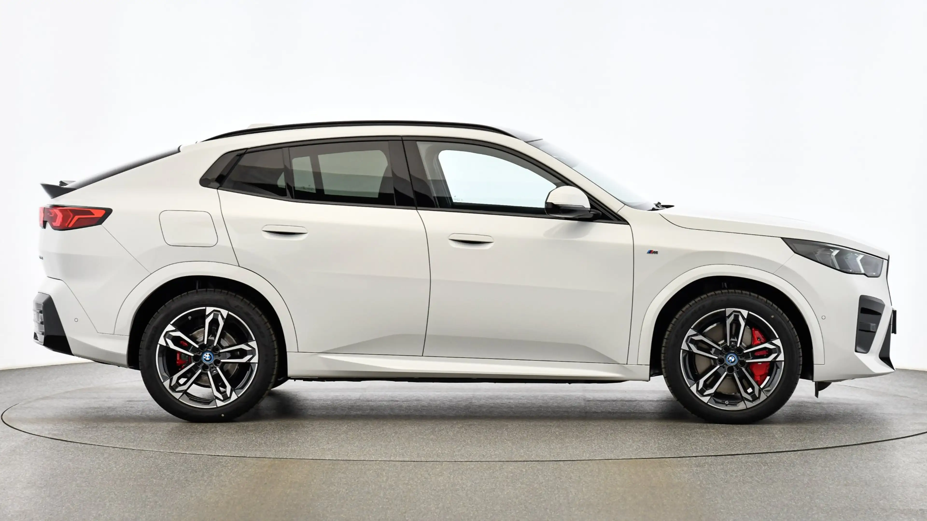 BMW iX2 eDrive20 — photo 8