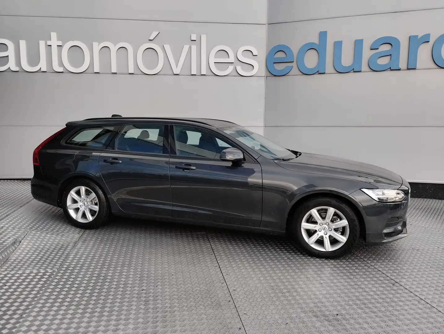 Volvo V90 D3 Momentum Aut. 150 Gris - 1