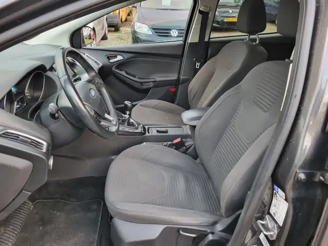 Ford Focus view 5