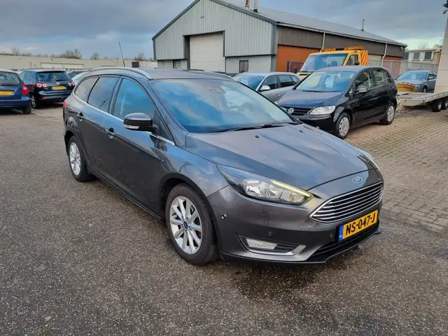 Ford Focus view 2