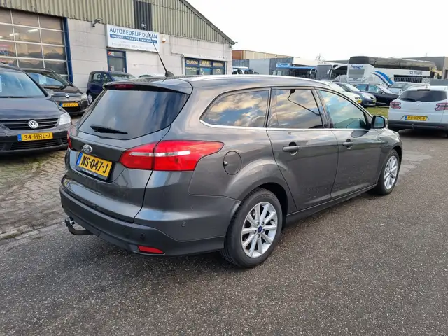 Ford Focus view 3