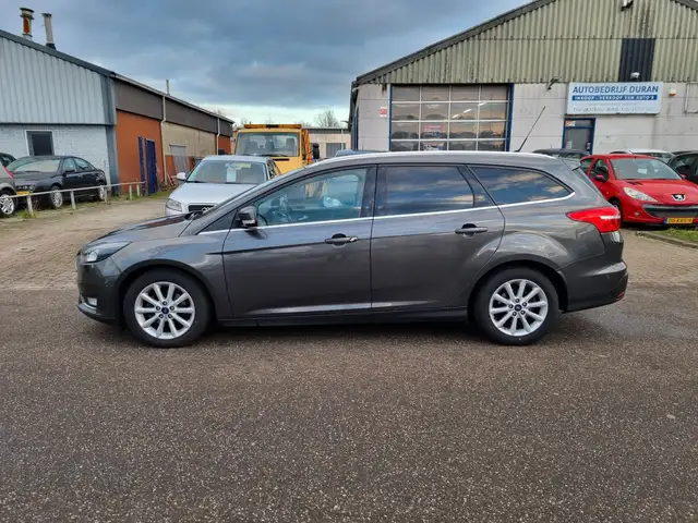Ford Focus view 9