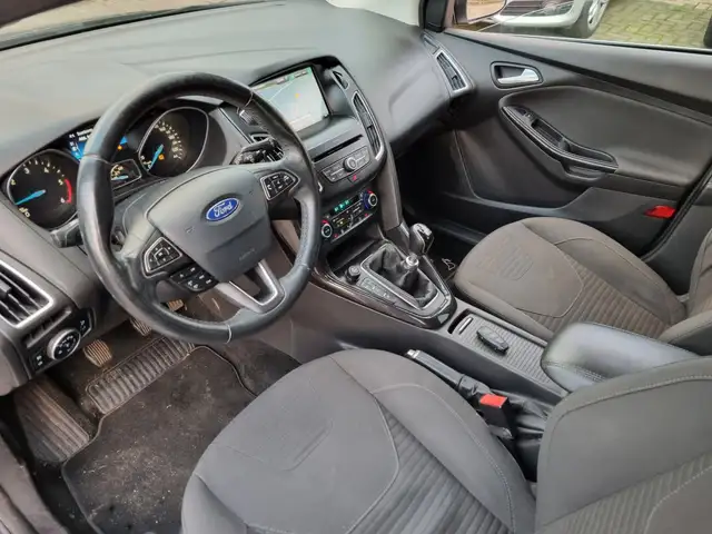 Ford Focus view 19