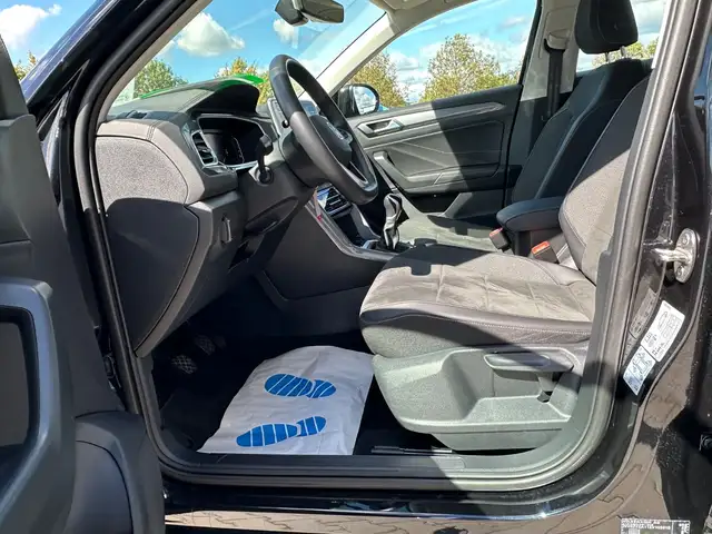 Volkswagen T-Roc view 9