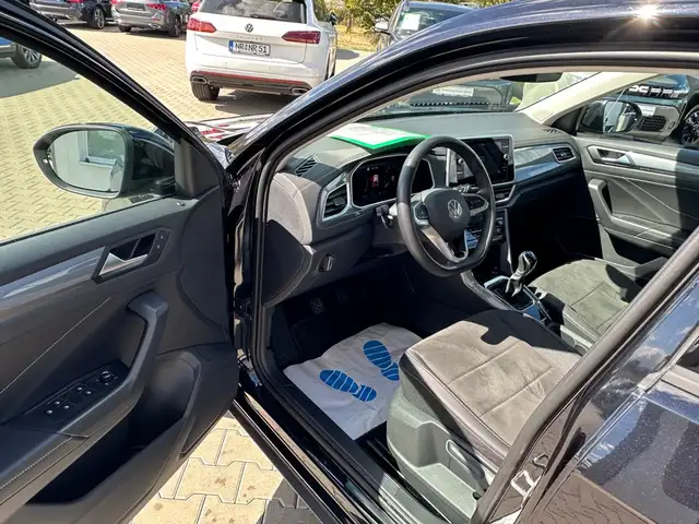 Volkswagen T-Roc view 8