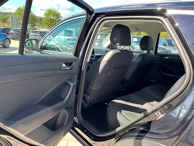Volkswagen T-Roc view 11