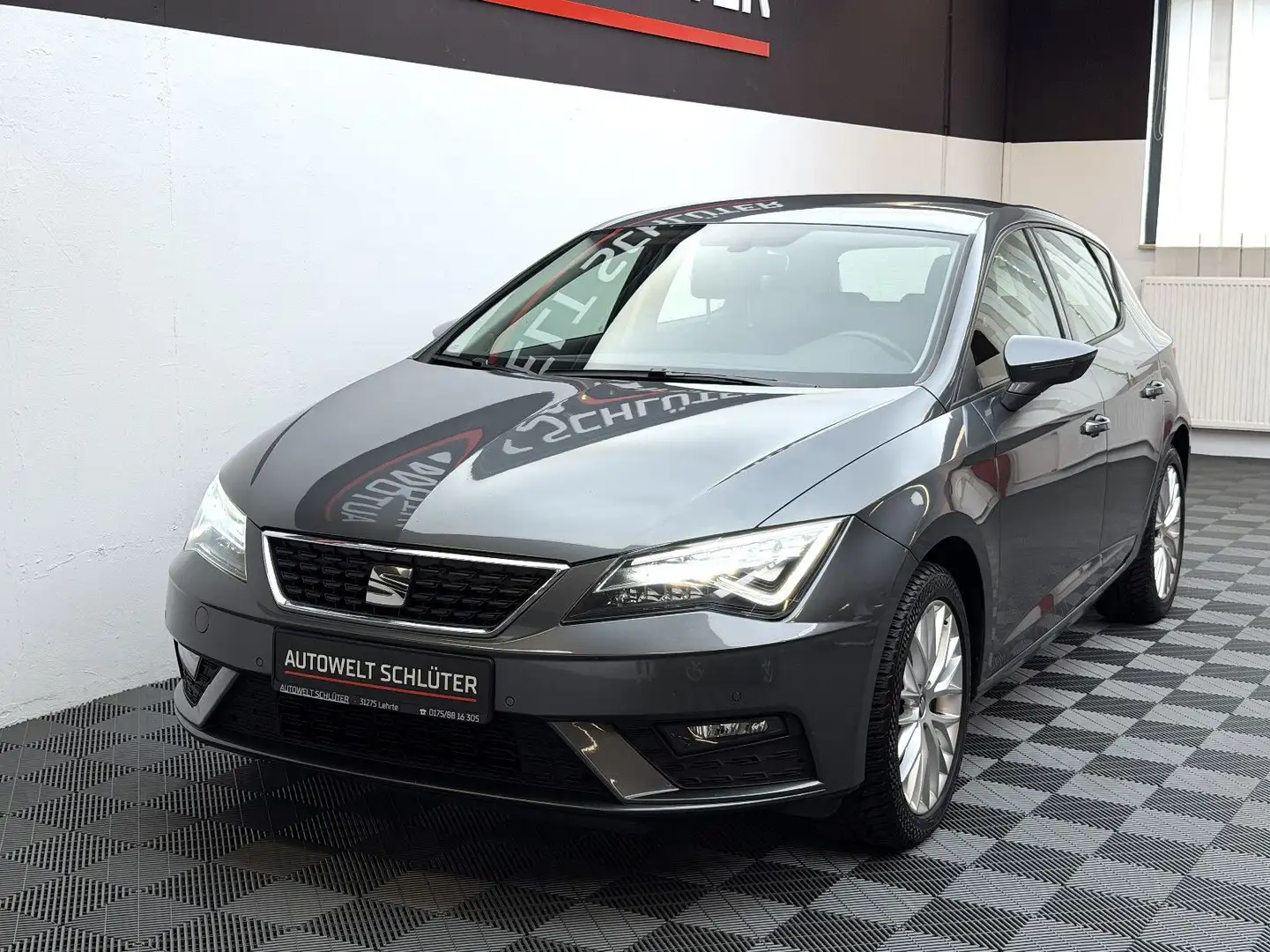 SEAT Leon 1.6 TDI Style Navi*LED*PDC*GRA*Alcantara* Gris - 1