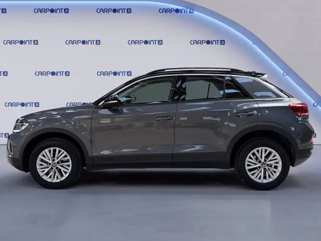 Volkswagen T-Roc view 3