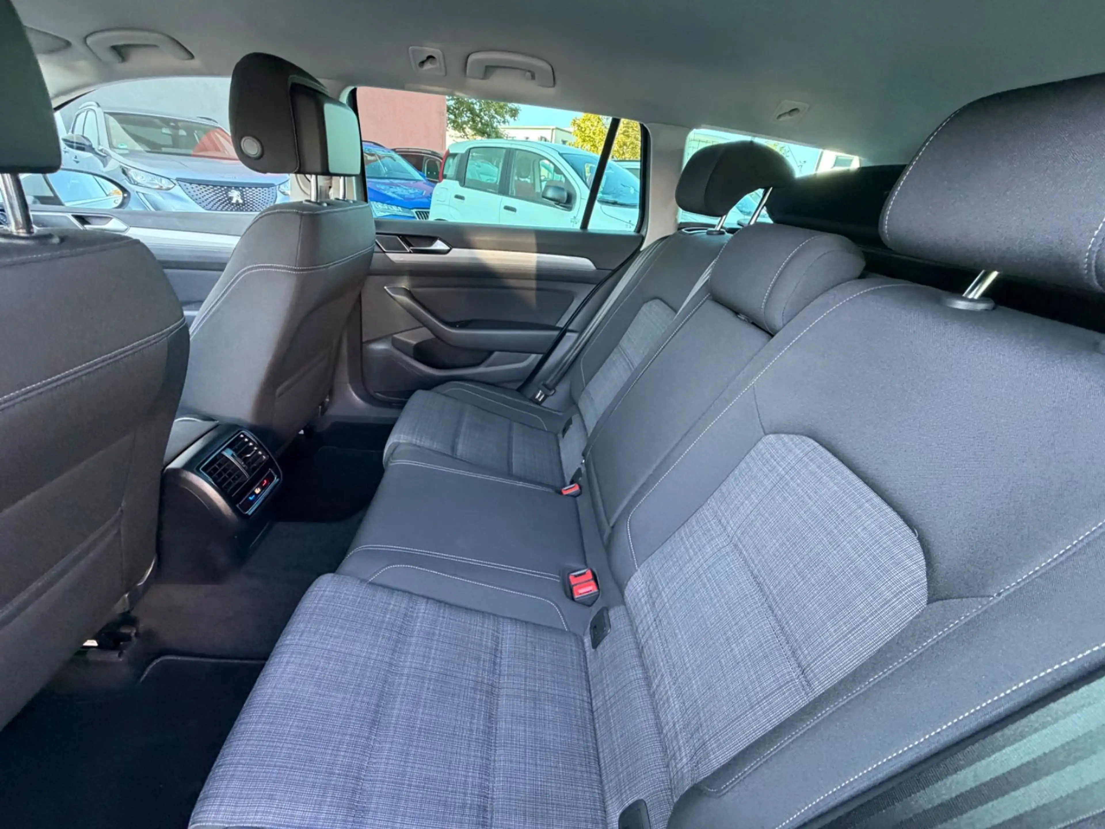 Volkswagen Passat Variant 2.0 TDI Business/1.Hand/AHK — photo 12