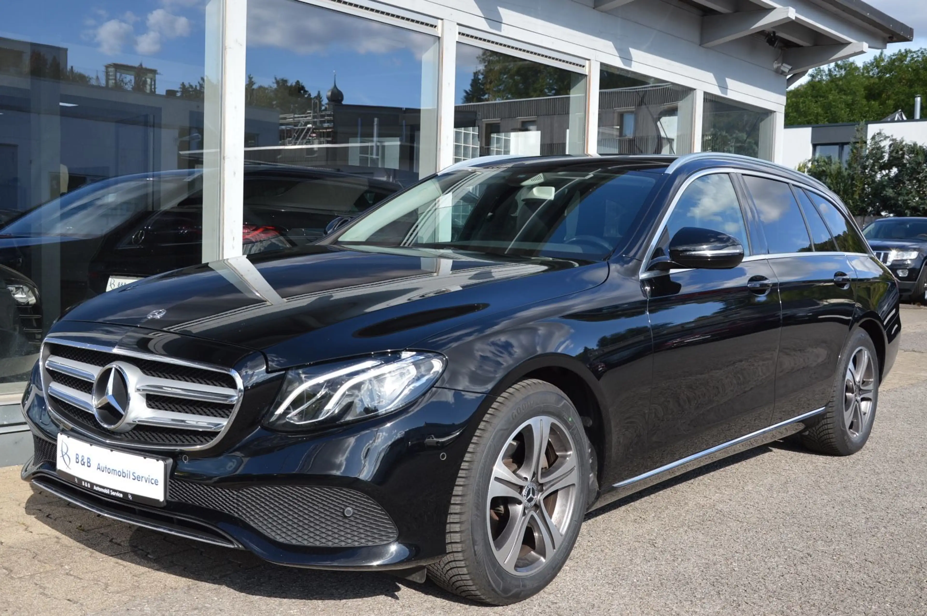 Mercedes-Benz E 200 d *NAVI*CAM*AHK*WIDESCREEN*9-G*DISTRONIC