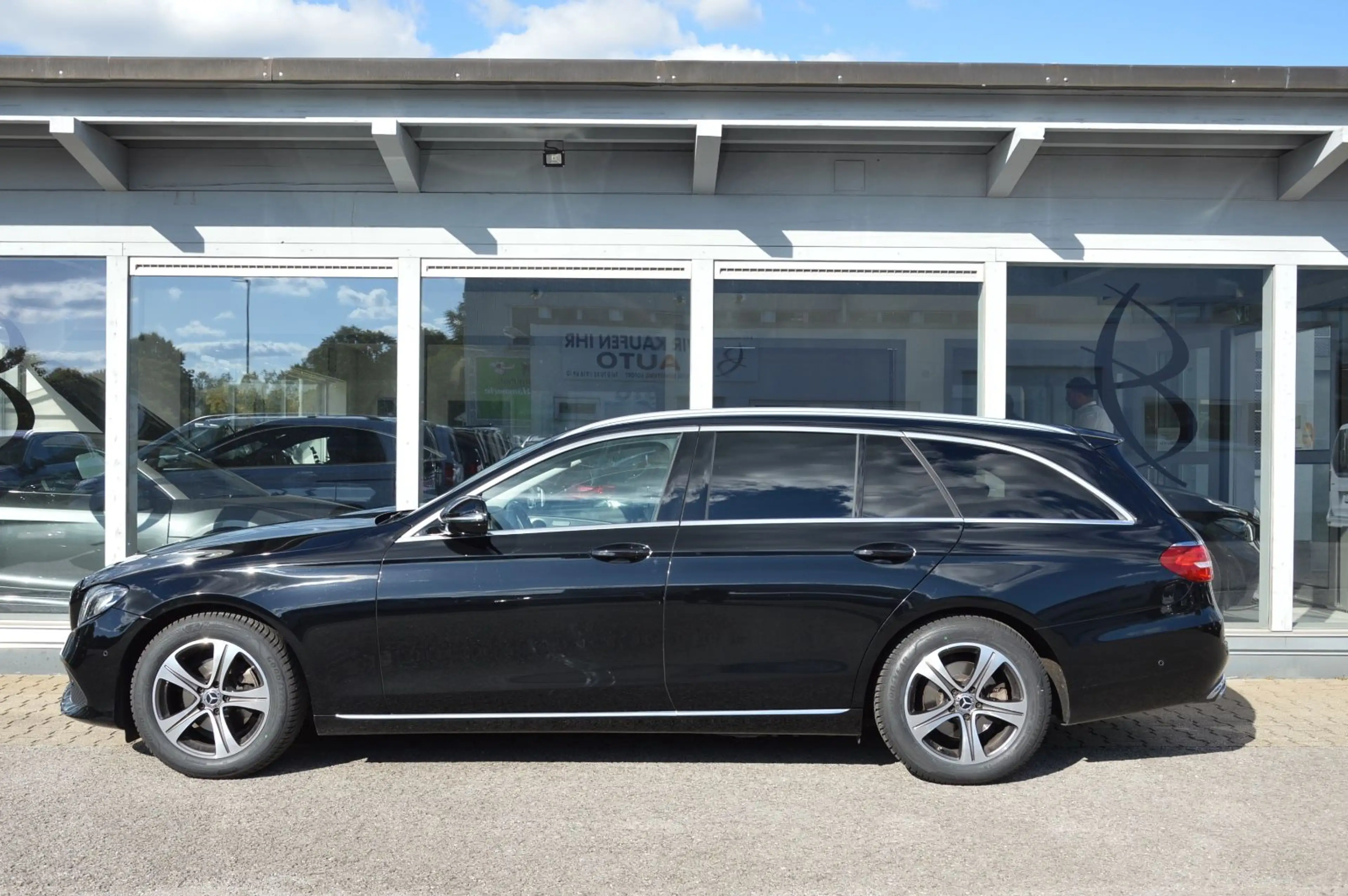 Mercedes-Benz E 200 d *NAVI*CAM*AHK*WIDESCREEN*9-G*DISTRONIC — photo 2