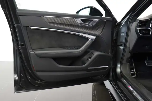 Audi RS6 view 5