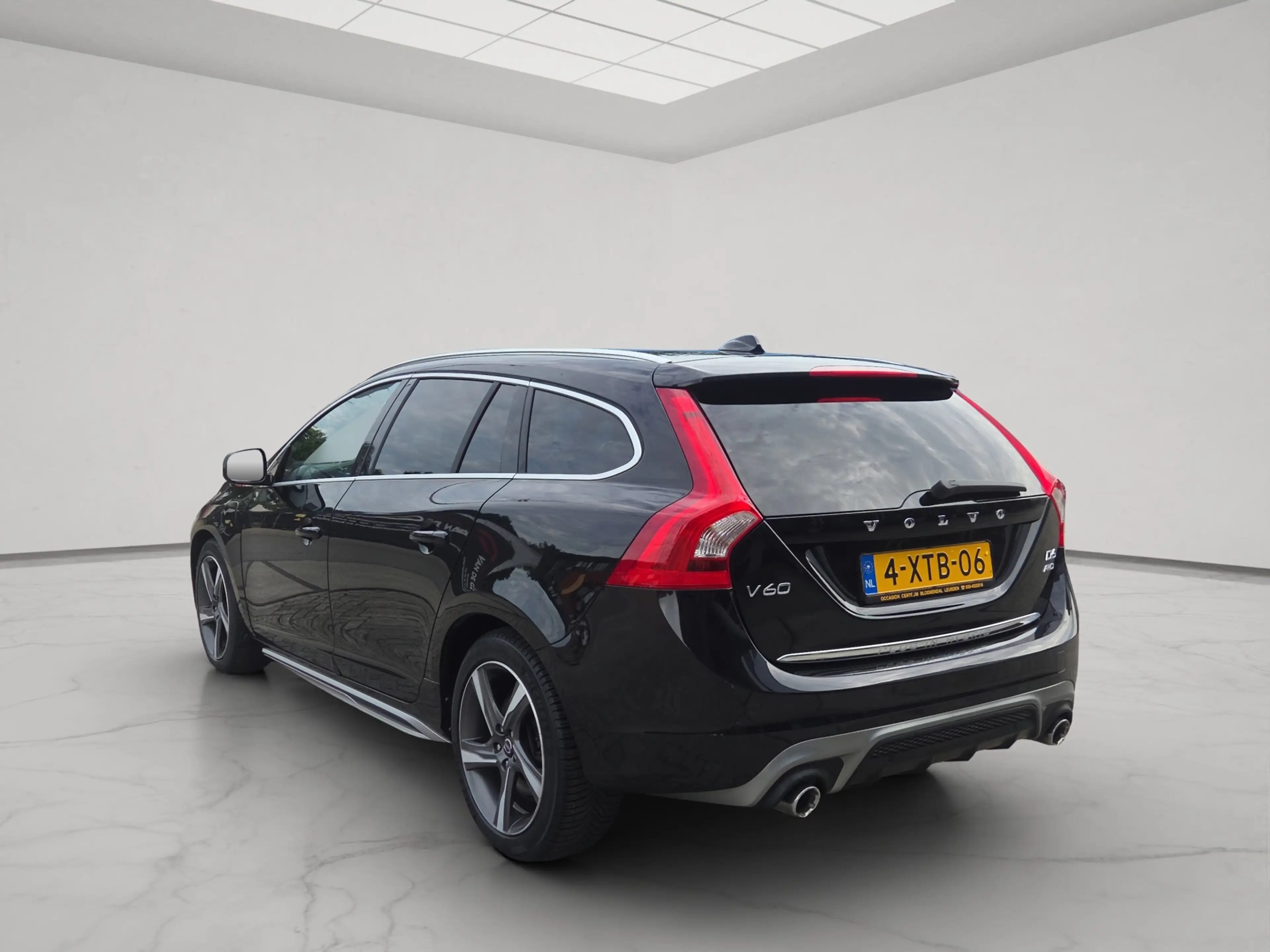 Volvo V60 2.4 D6 AWD Plug-In Hybrid R-Design — photo 7