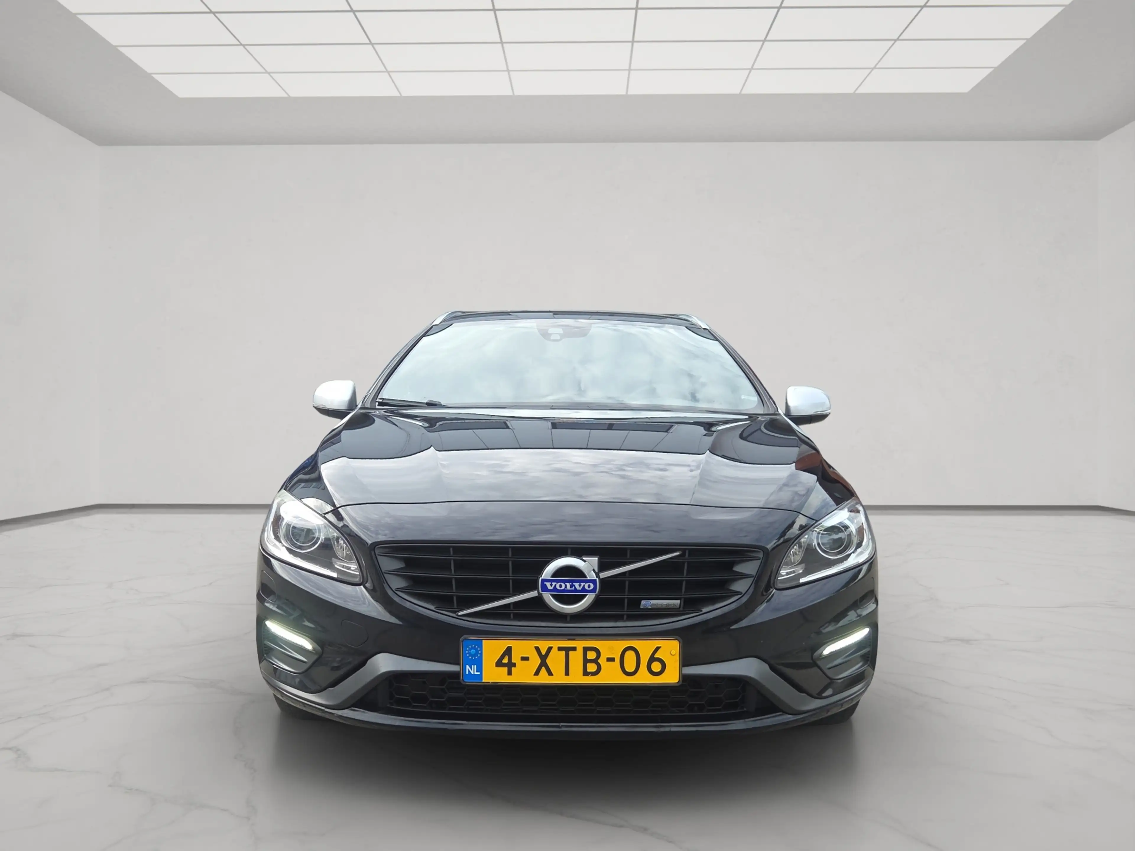 Volvo V60 2.4 D6 AWD Plug-In Hybrid R-Design — photo 3