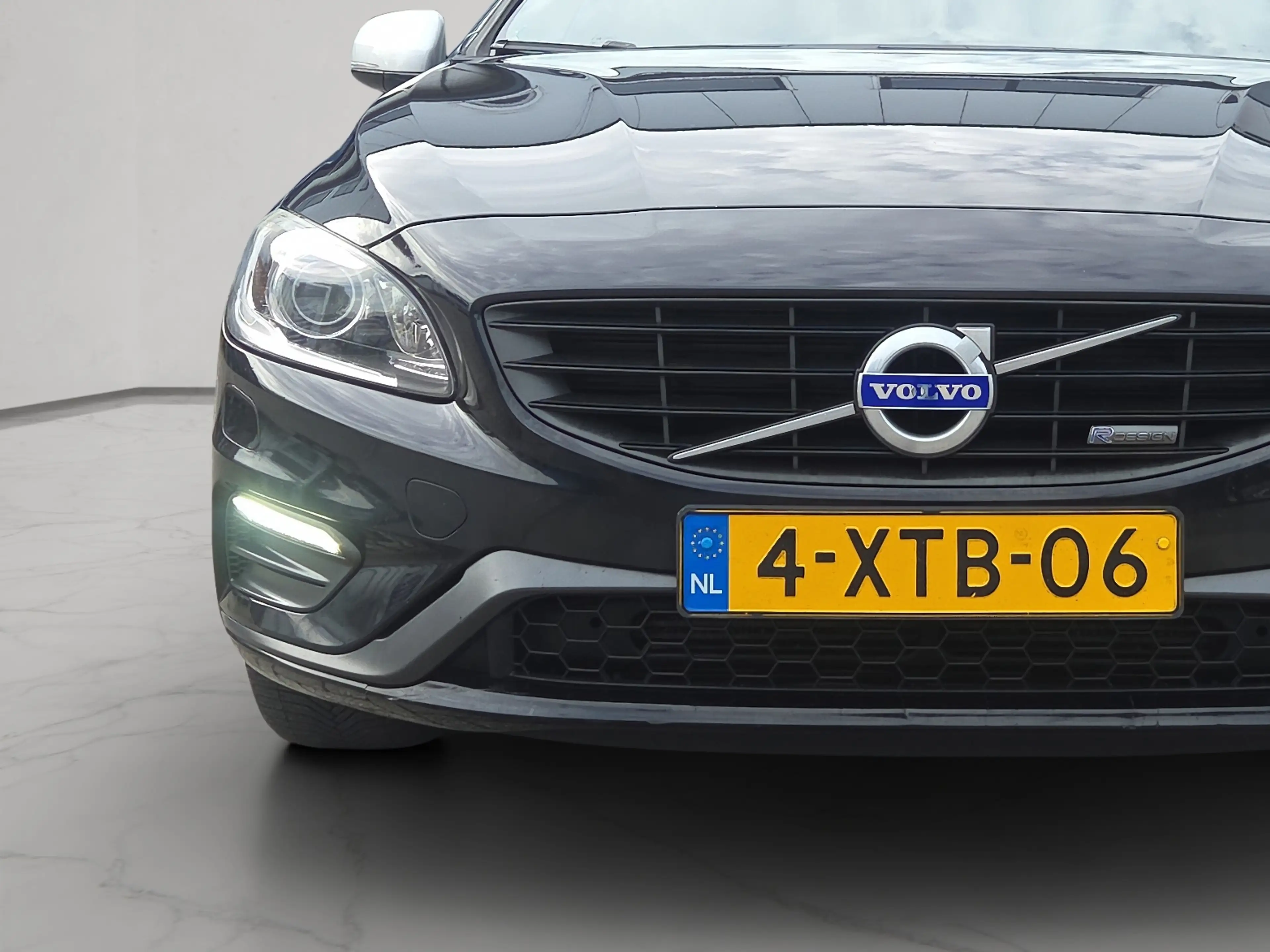 Volvo V60 2.4 D6 AWD Plug-In Hybrid R-Design — photo 4
