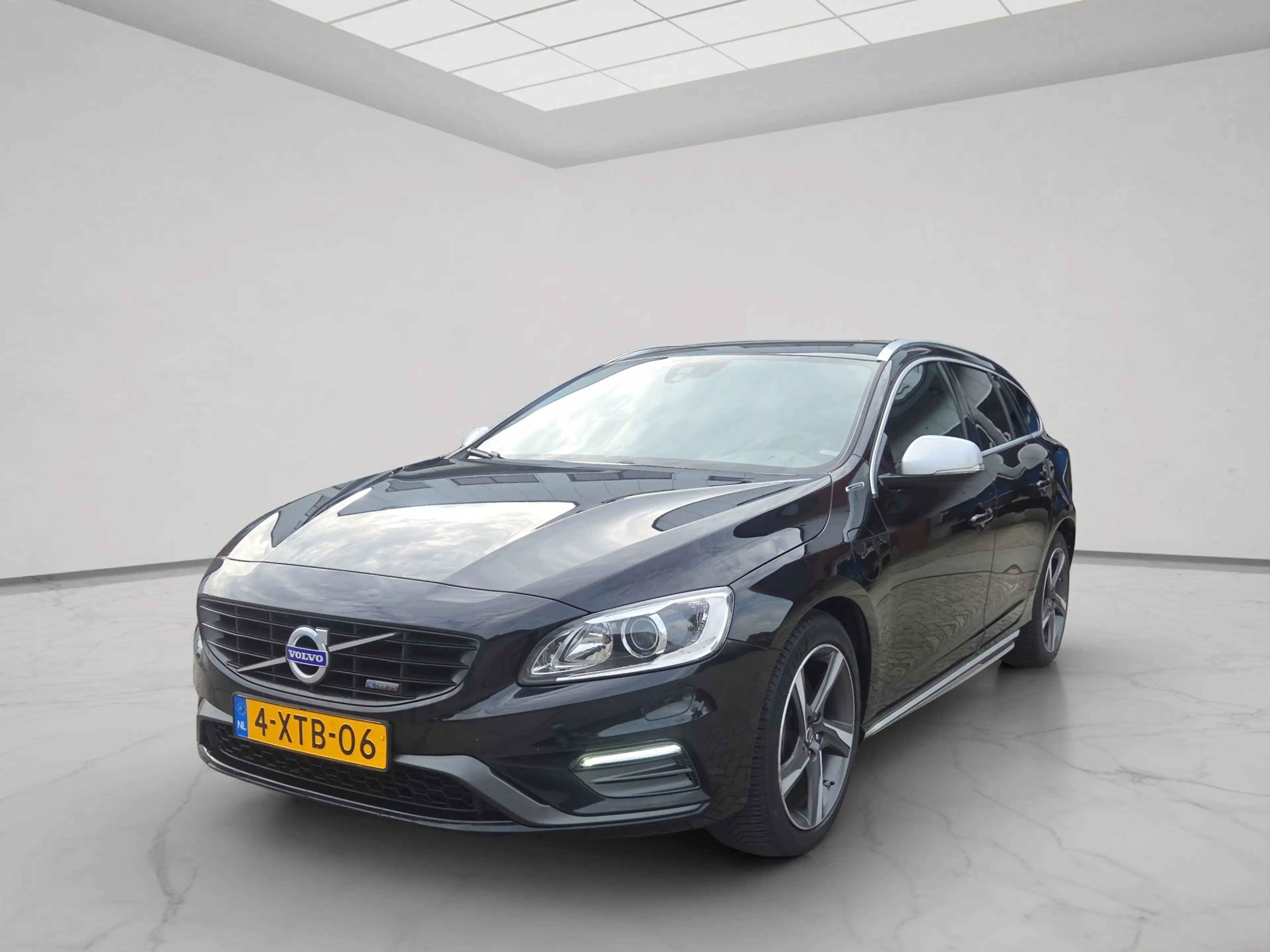 Volvo V60 2.4 D6 AWD Plug-In Hybrid R-Design — photo 5