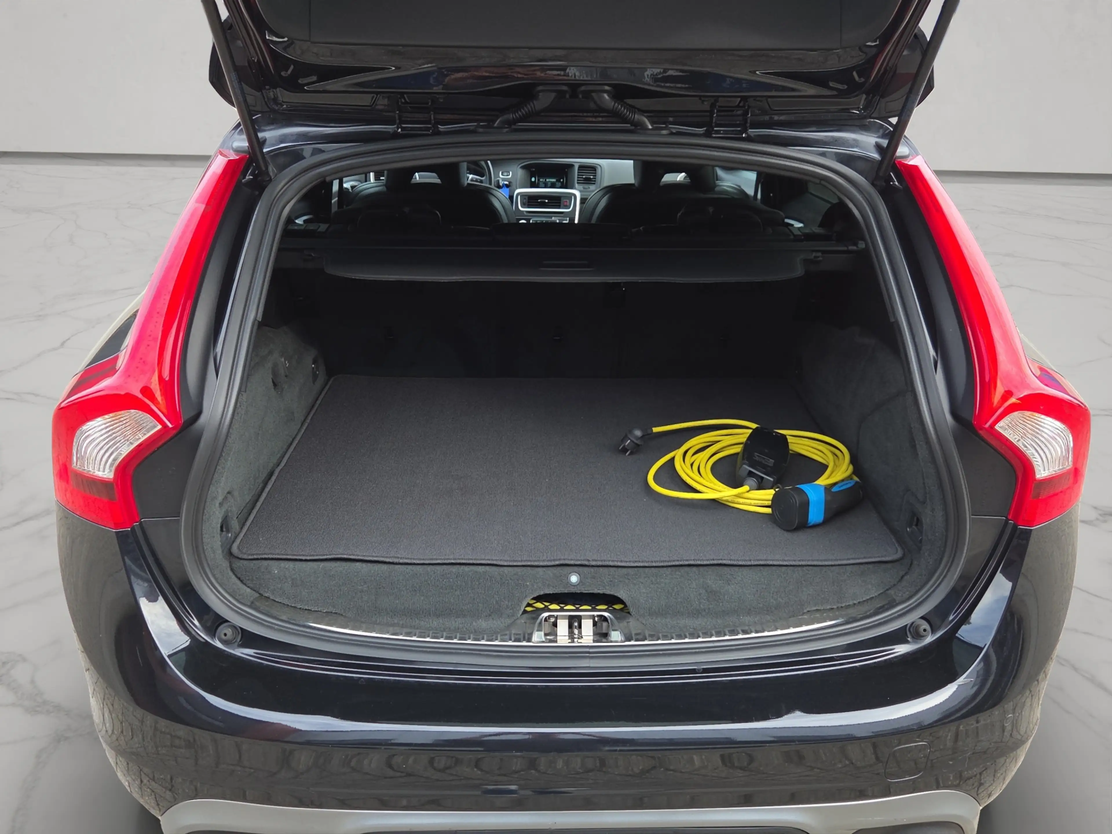 Volvo V60 2.4 D6 AWD Plug-In Hybrid R-Design — photo 12