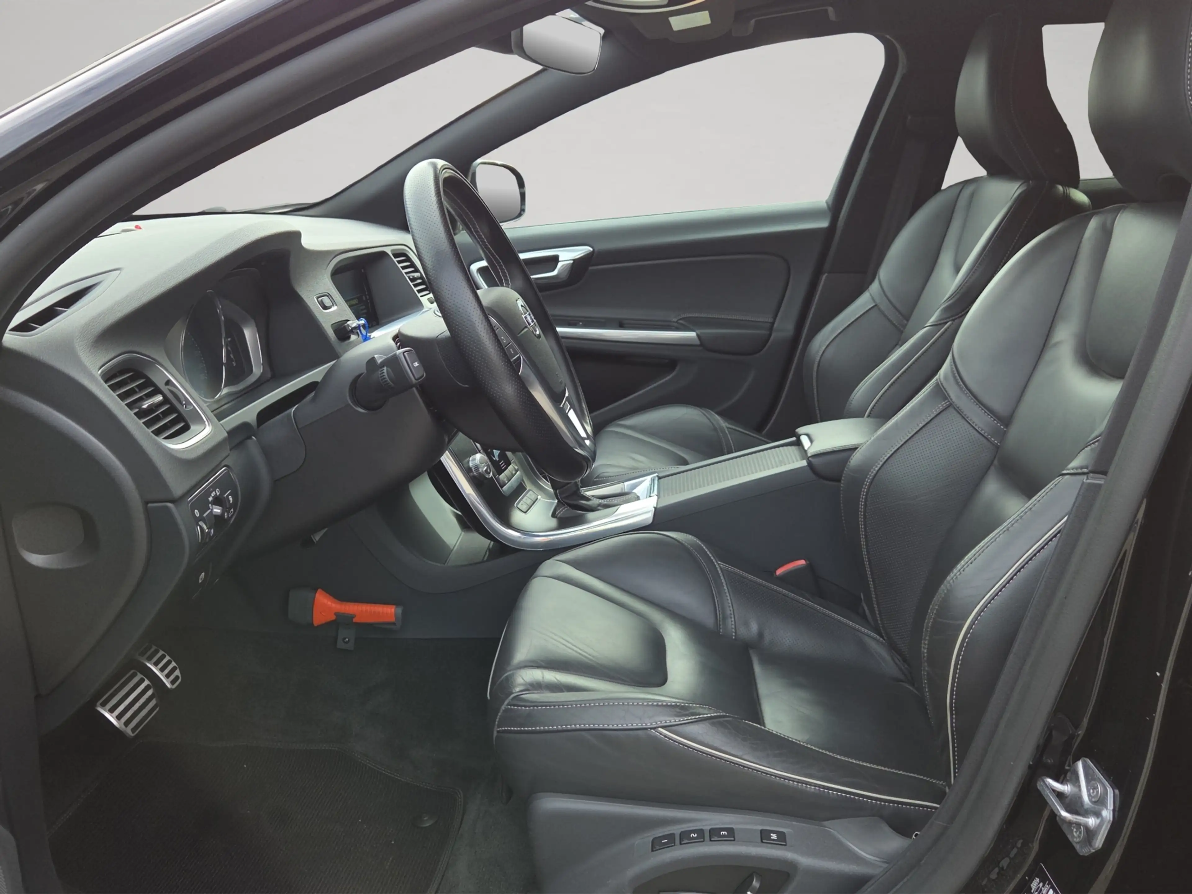 Volvo V60 2.4 D6 AWD Plug-In Hybrid R-Design — photo 14