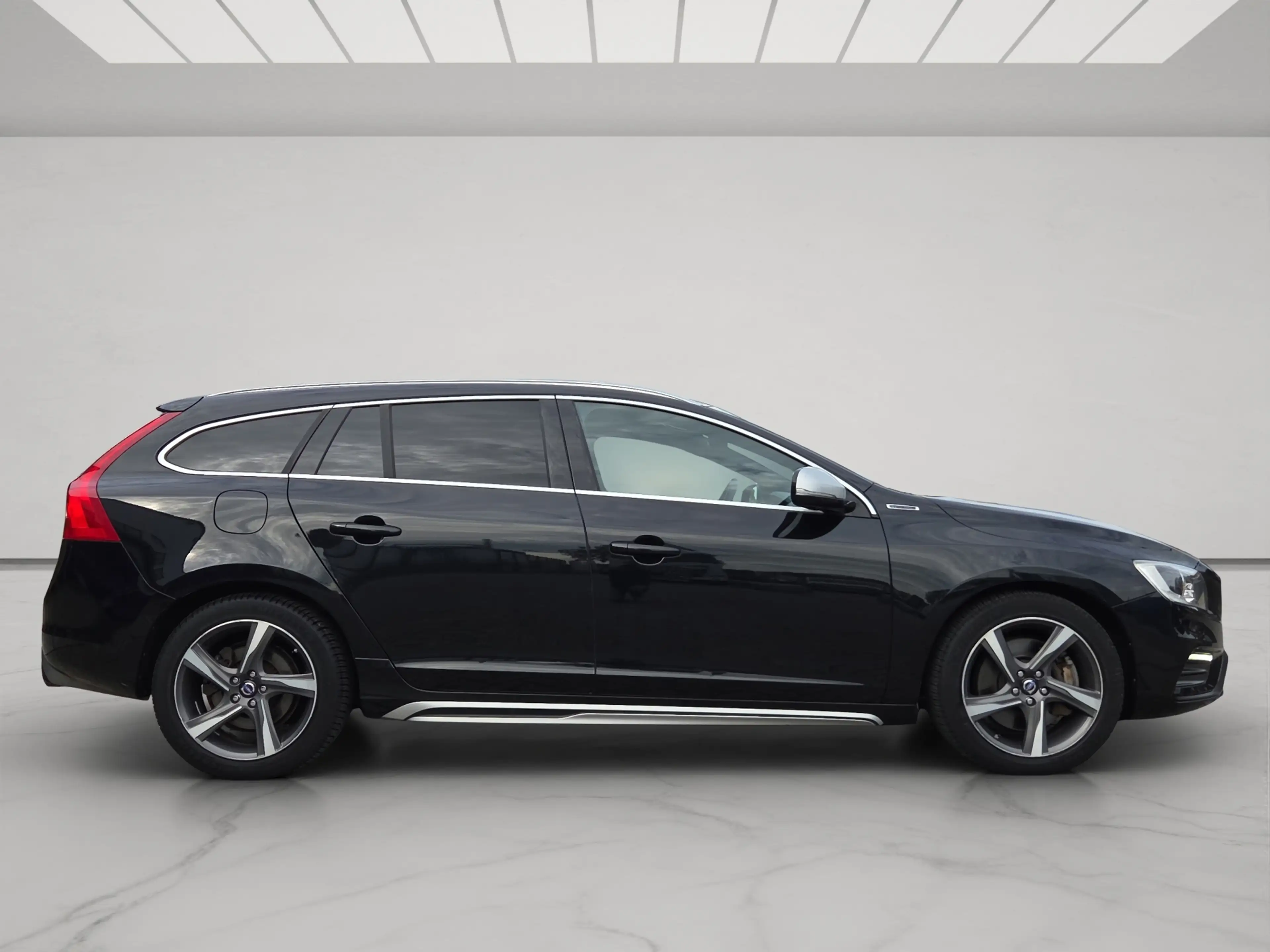 Volvo V60 2.4 D6 AWD Plug-In Hybrid R-Design — photo 11