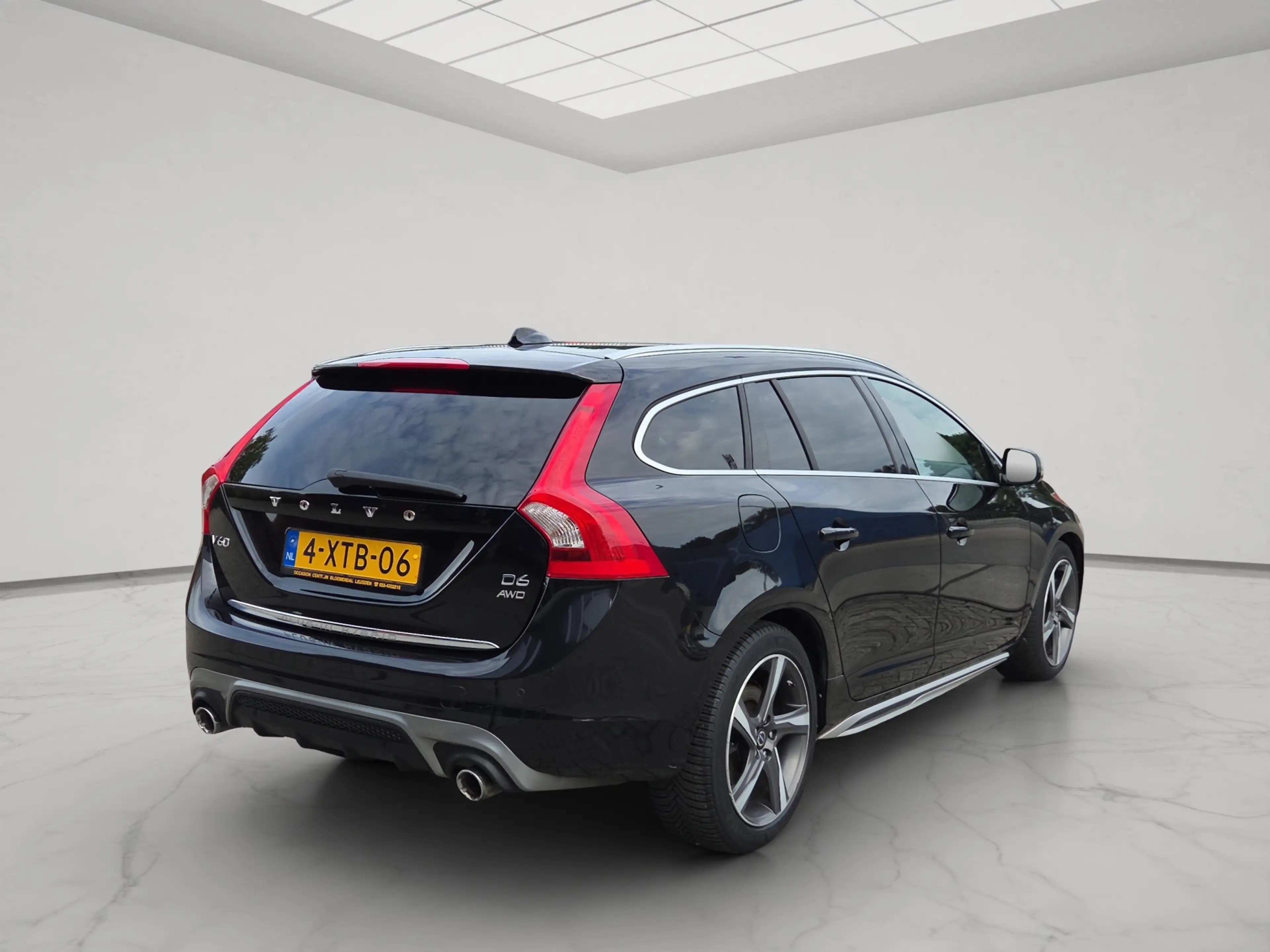 Volvo V60 2.4 D6 AWD Plug-In Hybrid R-Design — photo 10