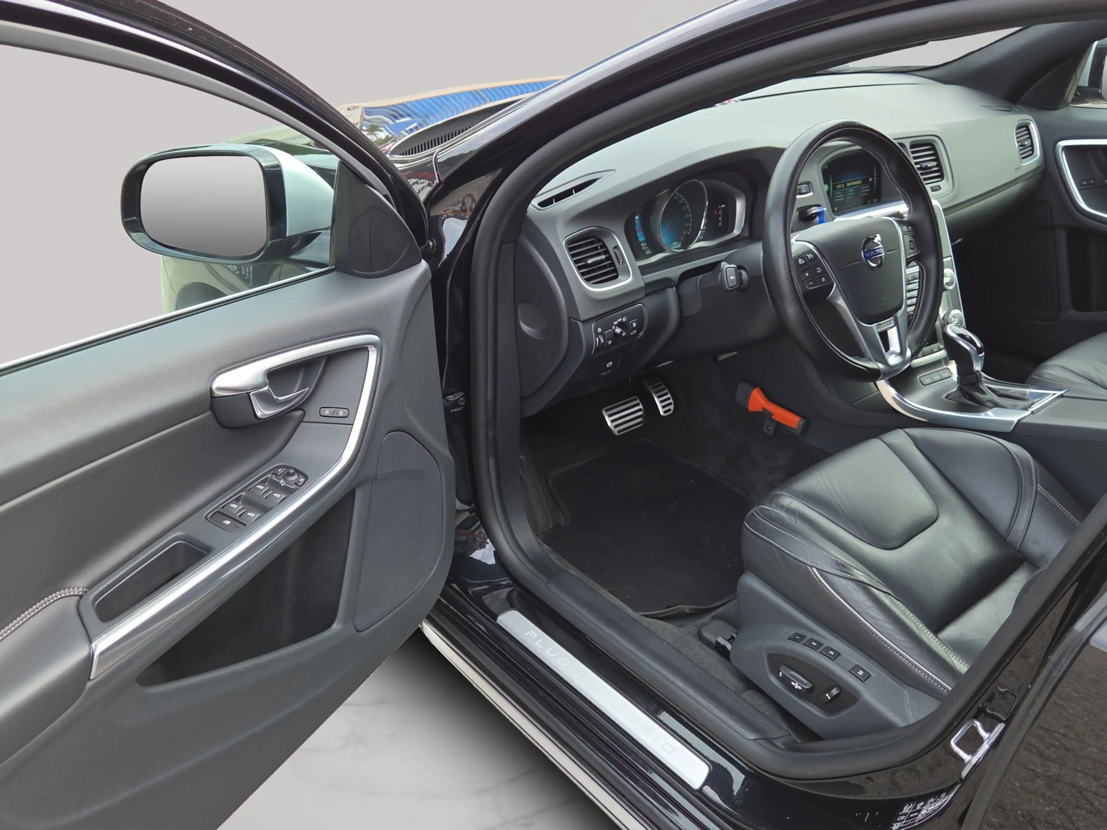 Volvo V60 2.4 D6 AWD Plug-In Hybrid R-Design — photo 13