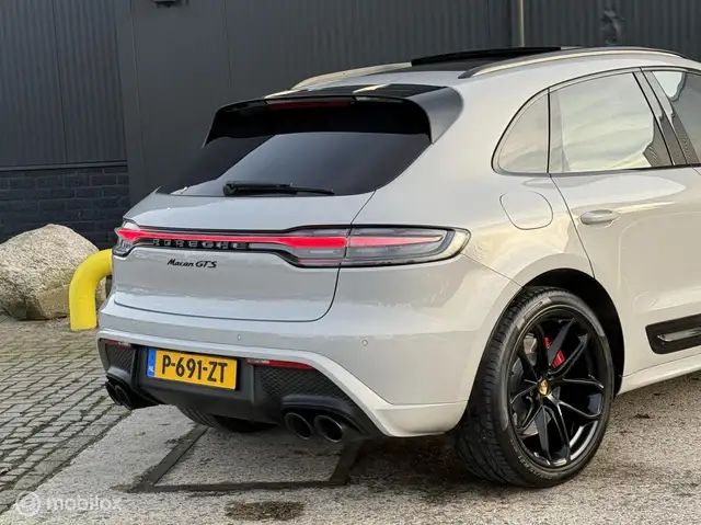 Porsche Macan view 14