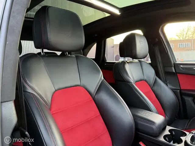 Porsche Macan view 4