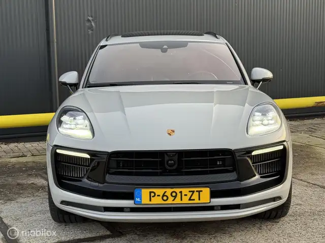 Porsche Macan view 12