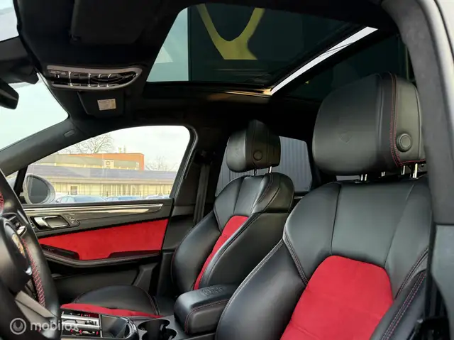 Porsche Macan view 8