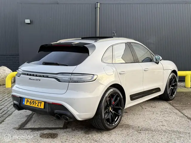 Porsche Macan view 3