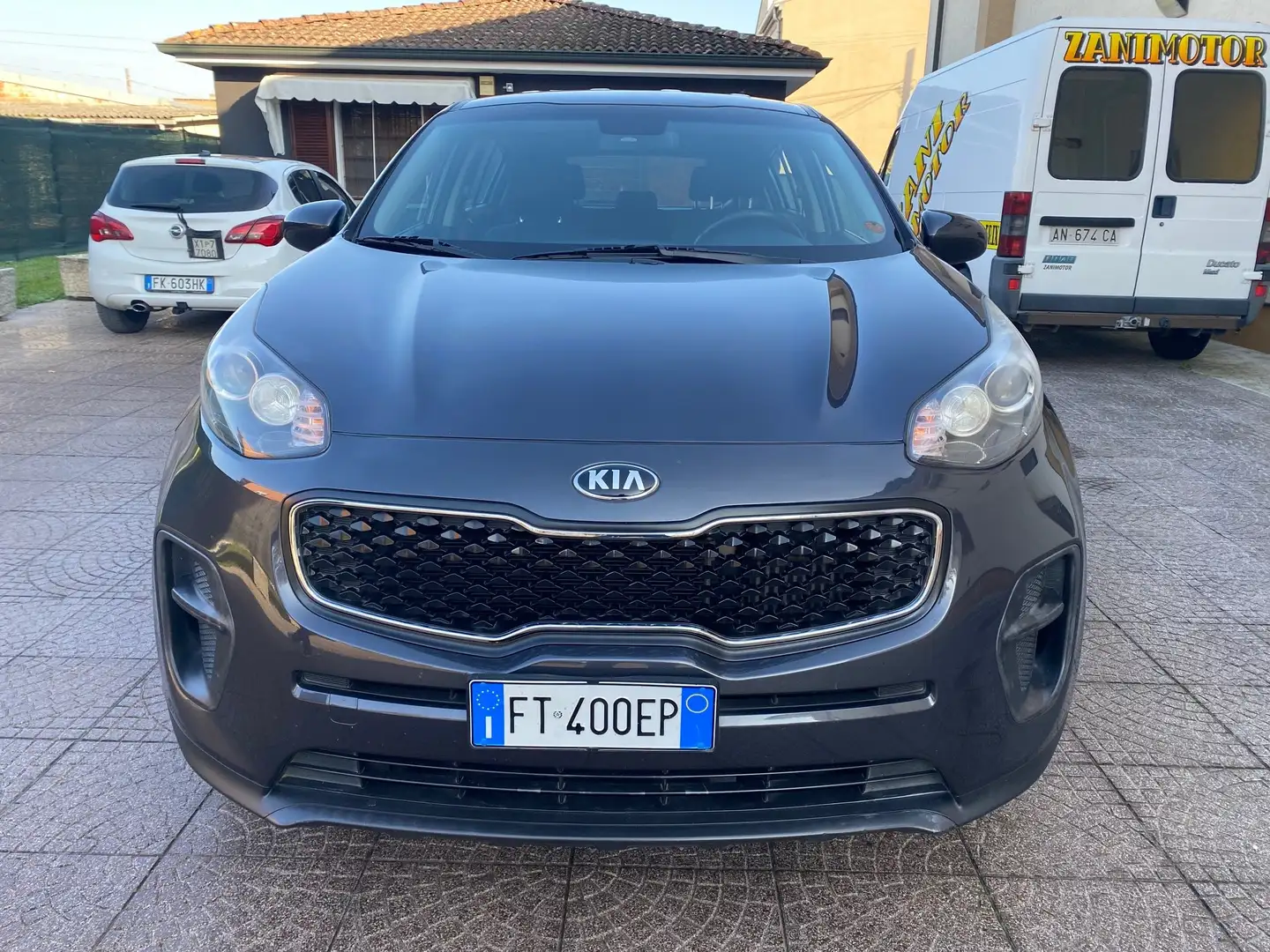 Kia Sportage 1.7 crdi Active 2wd 115cv, UNICOPROPRIETARIO Grigio - 2