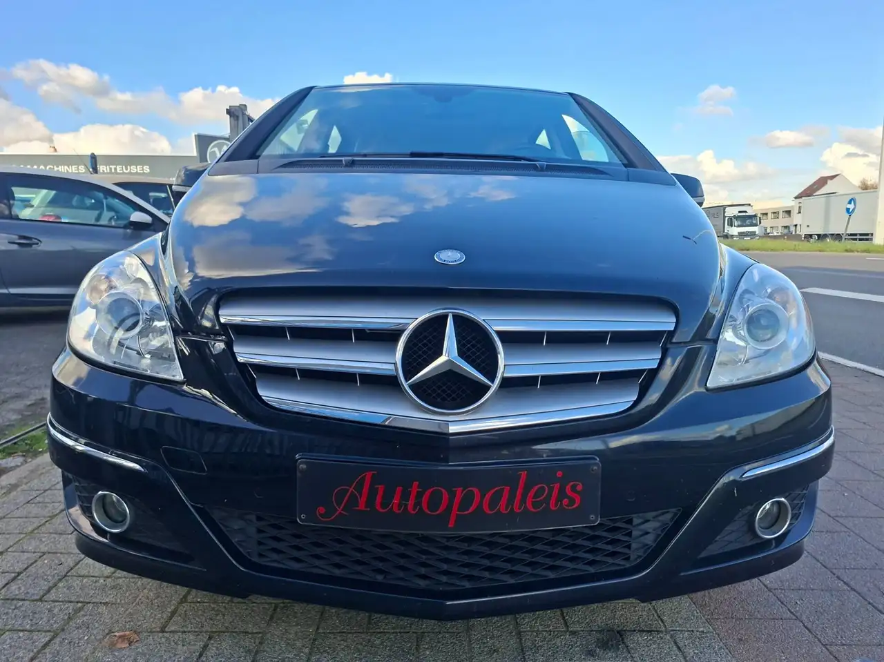 Mercedes-Benz B 180